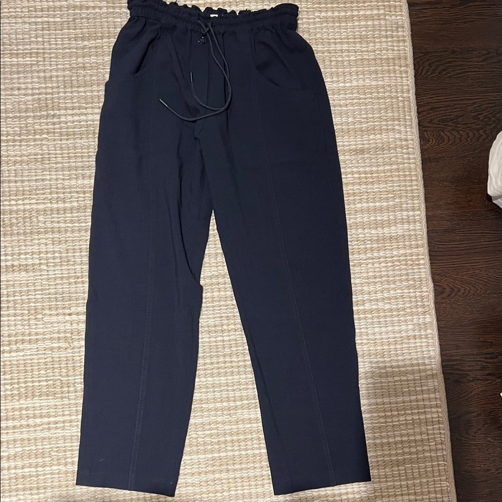 Women’s size 8. Navy blue. Great for travel !